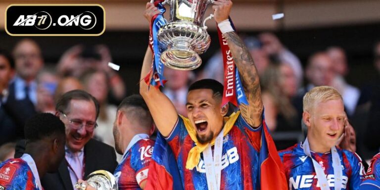 Cảm Xúc Vỡ Òa: Crystal Palace Nâng Cúp FA Dưới Ánh Sáng Thương Hiệu NET88Cảm Xúc Vỡ Òa: Crystal Palace Nâng Cúp FA Dưới Ánh Sáng Thương Hiệu NET88
